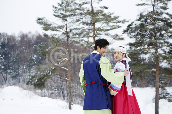 20대 남자 동양인 두명 사람 성인 여자 청년만 한국인 JPG 뒷모습 포토 겨울 계절 나무 눈(날씨) 명절 상반신 서기 식물 야외 웃음 응시 전통의상 주간 커플 커플라이프 한국전통 한복