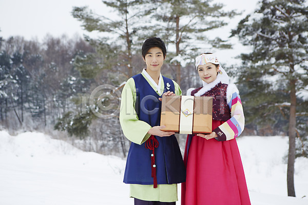 20대 남자 동양인 두명 사람 성인 여자 청년만 한국인 JPG 포토 겨울 계절 나무 눈(날씨) 들기 명절 상반신 상자 서기 선물 선물상자 식물 야외 전통의상 주간 커플 커플라이프 한국전통 한복