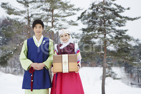 20대 남자 동양인 두명 사람 성인 여자 청년만 한국인 JPG 포토 겨울 계절 나무 눈(날씨) 들기 명절 상반신 상자 서기 선물 선물상자 식물 야외 웃음 전통의상 주간 커플 커플라이프 한국전통 한복