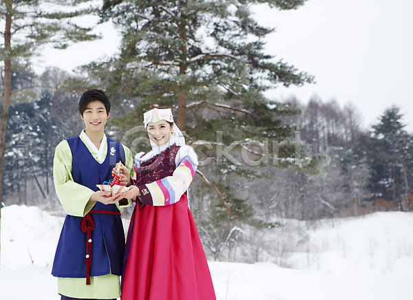 20대 남자 동양인 두명 사람 성인 여자 청년만 한국인 JPG 포토 겨울 계절 나무 눈(날씨) 들기 명절 복조리 상반신 서기 식물 야외 웃음 장식 전통소품 전통의상 주간 커플 커플라이프 한국전통 한복