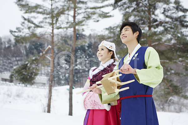 20대 남자 동양인 두명 사람 성인 여자 청년만 한국인 JPG 포토 겨울 계절 나무 놀이 눈(날씨) 들기 명절 상반신 서기 식물 실타래 야외 연날리기 웃음 응시 전통놀이 전통의상 주간 커플 커플라이프 한국전통 한복