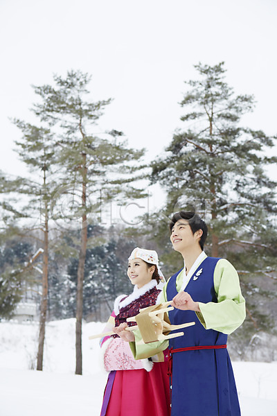 20대 남자 동양인 두명 사람 성인 여자 청년만 한국인 JPG 포토 겨울 계절 나무 놀이 눈(날씨) 들기 명절 상반신 서기 식물 실타래 야외 연날리기 웃음 응시 전통놀이 전통의상 주간 커플 커플라이프 한국전통 한복