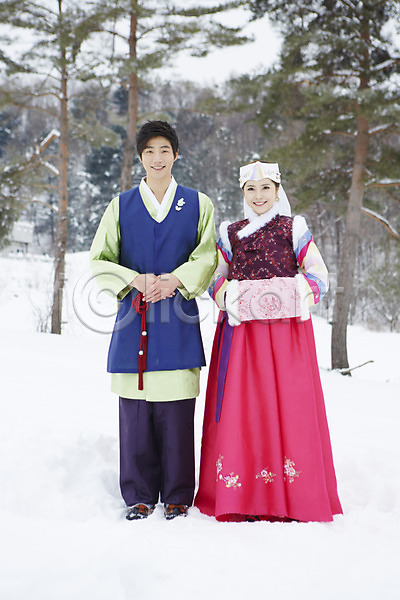 20대 남자 동양인 두명 사람 성인 여자 청년만 한국인 JPG 포토 겨울 계절 나무 눈(날씨) 명절 새해인사 서기 손모으기 식물 야외 예절 웃음 인사 전신 전통의상 주간 커플 커플라이프 한국전통 한복