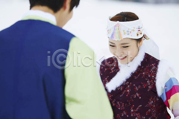 20대 남자 동양인 두명 사람 성인 여자 청년만 한국인 JPG 뒷모습 아웃포커스 포토 겨울 계절 눈(날씨) 마주보기 명절 상반신 서기 야외 웃음 전통의상 주간 커플 커플라이프 한국전통 한복