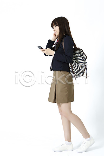 10대 고등학생 동양인 사람 십대여자한명만 여자 청소년 한국인 한명 JPG 옆모습 포토 가방 교복 듣기 들기 서기 스튜디오촬영 실내 십대라이프스타일 여고생 여학생 음악감상 이어폰 전신 학생 핸드폰