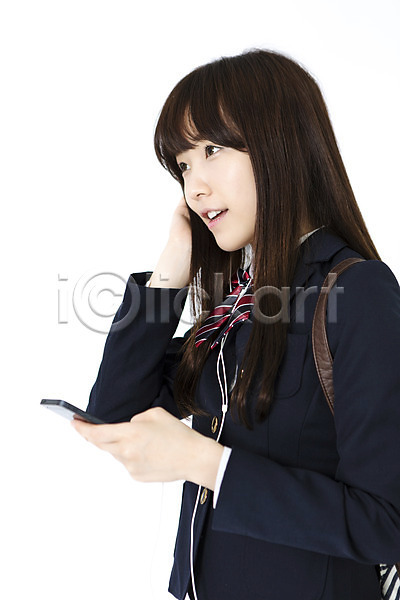 10대 고등학생 동양인 사람 십대여자한명만 여자 청소년 한국인 한명 JPG 옆모습 포토 가방 교복 듣기 들기 상반신 스튜디오촬영 실내 십대라이프스타일 여고생 여학생 음악감상 응시 이어폰 학생 핸드폰