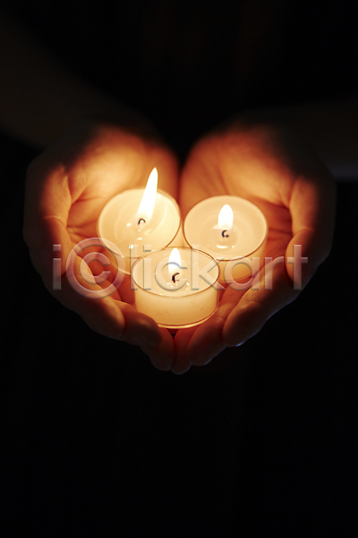 신체부위 한명 JPG 근접촬영 포토 들기 백그라운드 손 스튜디오촬영 실내 양손 오브젝트 이벤트 장식 초 촛불