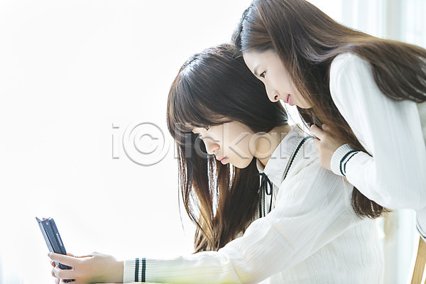 쉬는시간 10대 고등학생 동양인 두명 사람 십대여자만 여자 청소년 한국인 JPG 옆모습 포토 교복 교실 들기 스쿨라이프 실내 십대라이프스타일 앉기 여고생 여학생 응시 친구 학교 학생 핸드폰