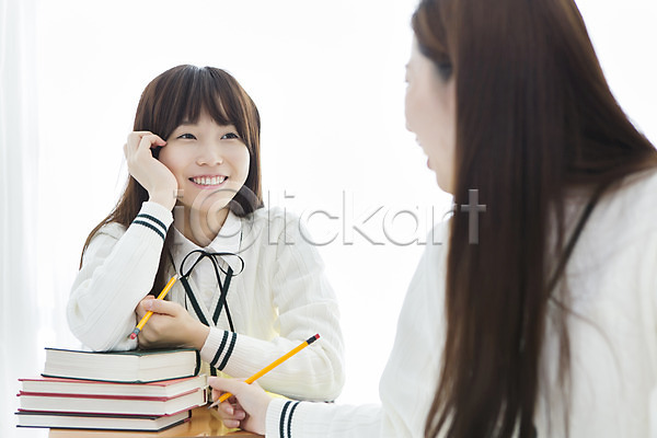 10대 고등학생 동양인 두명 사람 십대여자만 여자 청소년 한국인 JPG 포토 교복 교실 교육 마주보기 상반신 스쿨라이프 실내 십대라이프스타일 앉기 여고생 여학생 연필 웃음 책 책상 친구 턱괴기 학교 학생