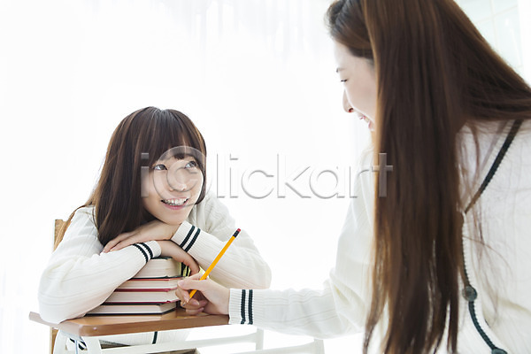 10대 고등학생 동양인 두명 사람 십대여자만 여자 청소년 한국인 JPG 포토 교복 교실 교육 마주보기 상반신 스쿨라이프 실내 십대라이프스타일 앉기 여고생 여학생 연필 웃음 책 책상 친구 학교 학생