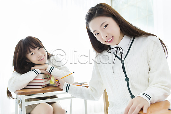 10대 고등학생 동양인 두명 사람 십대여자만 여자 청소년 한국인 JPG 포토 교복 교실 교육 상반신 스쿨라이프 실내 십대라이프스타일 앉기 여고생 여학생 연필 웃음 책 책상 친구 학교 학생