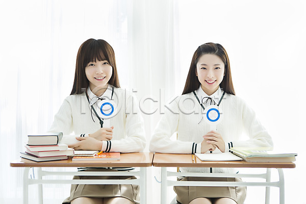 10대 고등학생 동양인 두명 사람 십대여자만 여자 청소년 한국인 JPG 앞모습 포토 O 교복 교실 교육 들기 상반신 수업 스쿨라이프 실내 십대라이프스타일 앉기 여고생 여학생 웃음 의자 책 책상 친구 팻말 학교 학생