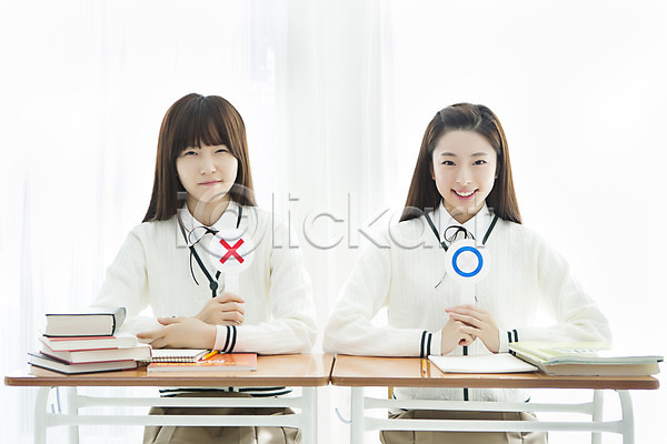 10대 고등학생 동양인 두명 사람 십대여자만 여자 청소년 한국인 JPG 앞모습 포토 O X 교복 교실 교육 들기 상반신 수업 스쿨라이프 실내 십대라이프스타일 앉기 여고생 여학생 웃음 의자 책 책상 친구 팻말 학교 학생