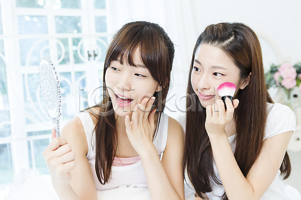 10대 고등학생 동양인 두명 사람 십대여자만 여자 청소년 한국인 JPG 앞모습 포토 거울 들기 볼터치 붓 뷰티 상반신 손거울 실내 십대라이프스타일 여고생 여학생 웃음 응시 친구 학생 화장 화장품