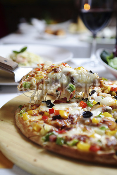 사람없음 JPG 아웃포커스 포토 나이프 레스토랑 서양음식 와인 와인잔 음식 피자 피자칼