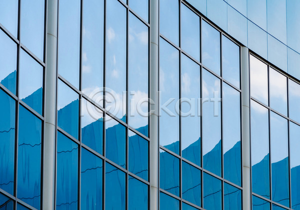 사람없음 JPG 포토 해외이미지 거리 건물 건축양식 교차로 도시 반사 백그라운드 벽 선 왜곡 유리 주택 창문 추상 파란색 패턴 표면 해외202004