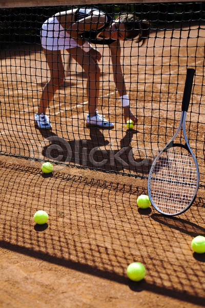 즐거움 서양인 성인 성인여자한명만 여자 한명 JPG 옆모습 포토 해외이미지 네트 야외 여름(계절) 우먼라이프 응시 전신 주간 줍기 테니스 테니스공 테니스라켓 테니스복 테니스장 해외202004
