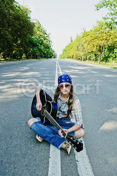 성인 성인여자한명만 여자 한명 JPG 앞모습 포토 해외이미지 기타 기타리스트 도로 로큰롤 앉기 야외 연주 음악 전신 주간 해외202004 힙스터
