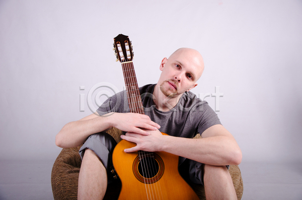 남자 사람 성인 성인남자한명만 한명 JPG 앞모습 포토 해외이미지 기타리스트 복고 상반신 앉기 음악 잡기 해외202004 회색배경