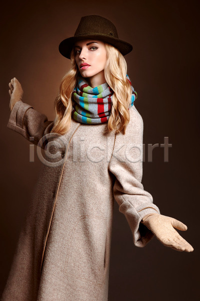 특별함 백인 사람 여자 한명 JPG 포토 해외이미지 가을(계절) 겨울 금발 모델 목도리 복고 수확 양모 웨이브 유행 장갑 장난 줄무늬 카피스페이스 코트 해외202004