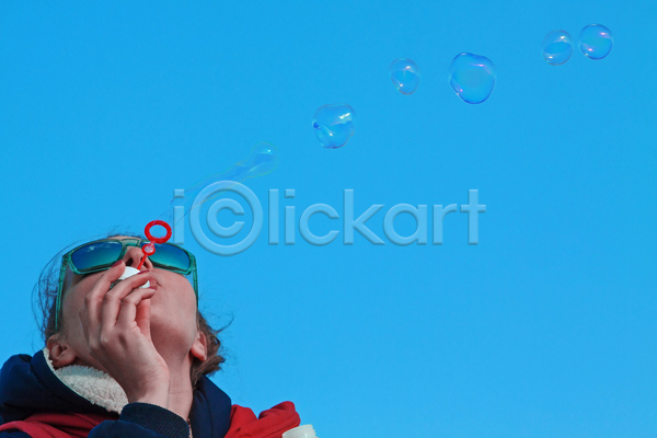 백인 사람 성인 여자 한명 JPG 포토 해외이미지 가로 거품 공원 머리 바닥 백그라운드 비누 빛 빨간색 선글라스 야외 얼굴 취급주의 파란색 하늘 해외202004
