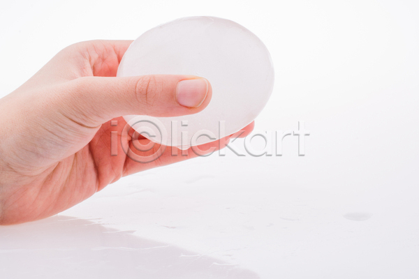 차가움 신체부위 JPG 포토 해외이미지 겨울 눈덩이 들기 백그라운드 손 얼음 잡기 해외202004 흰배경
