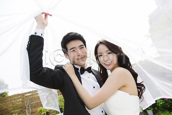 기쁨 특별함 행복 20대 남자 동양인 두명 사람 성인 성인만 여자 청년만 한국인 JPG 앞모습 포토 결혼 드레스 면사포 미소(표정) 상반신 신랑 신부(웨딩) 야외 웃음 웨딩드레스 정장 주간 커플 커플라이프 턱시도