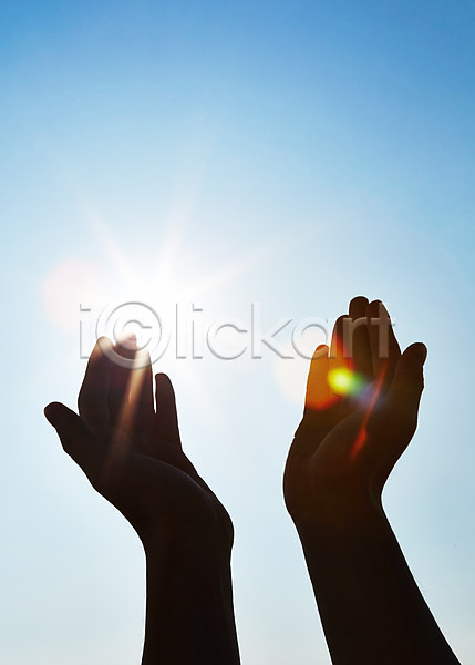 신체부위 한명 JPG 실루엣 포토 기독교 반사 배경화면 백그라운드 빛 손 손들기 야외 양손 종교 주간 햇빛