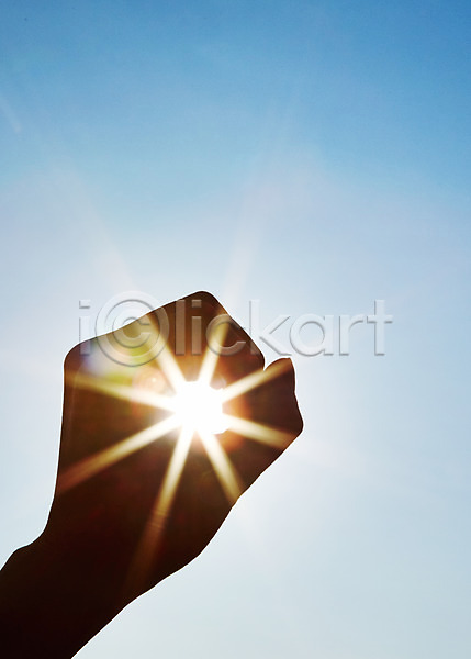 신체부위 한명 JPG 실루엣 포토 기독교 반사 배경화면 백그라운드 빛 손 손모으기 손짓 야외 종교 주간 하늘 한손 햇빛
