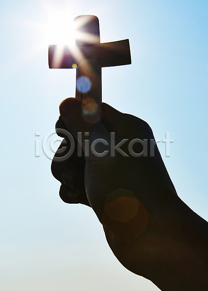 신체부위 한명 JPG 실루엣 포토 기독교 기독교용품 들기 반사 배경화면 백그라운드 빛 손 십자가 야외 오브젝트 종교 종교용품 주간 하늘 한손 햇빛