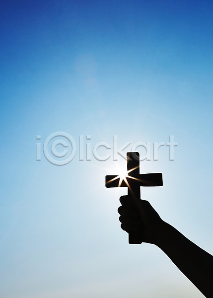 신체부위 한명 JPG 실루엣 포토 기독교 기독교용품 들기 반사 배경화면 백그라운드 빛 손 십자가 야외 오브젝트 종교 종교용품 주간 하늘 한손 햇빛