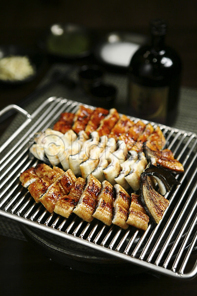 사람없음 JPG 근접촬영 아웃포커스 포토 구이 그릴 병(담는) 불판 생선요리 술병 어류 음식 일본음식 장어 장어구이