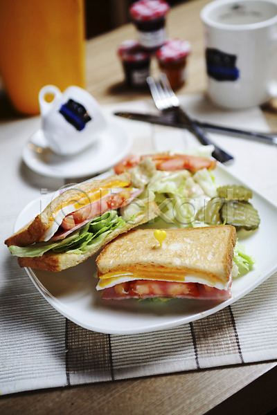 사람없음 JPG 아웃포커스 포토 계란 그릇 나이프 빵 샐러드 서양음식 식빵 아침식사 오이 음료 음식 잔 잼 접시 채소 커피 컵 토마토 토스트 포크 피클