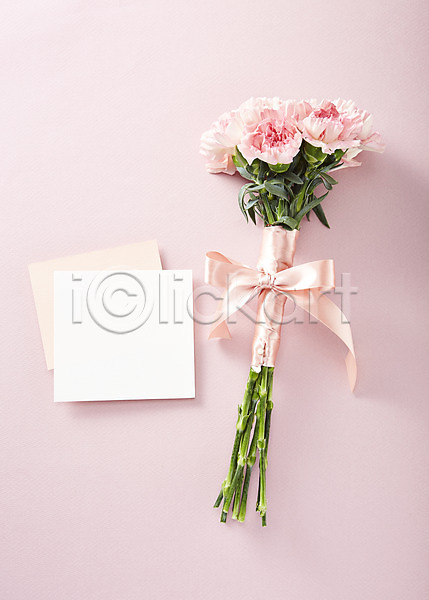 사람없음 JPG 포토 꽃 꽃다발 꽃백그라운드 리본 백그라운드 분홍색 스튜디오촬영 식물 실내 종이 카네이션 카드(감사) 컬러 편지