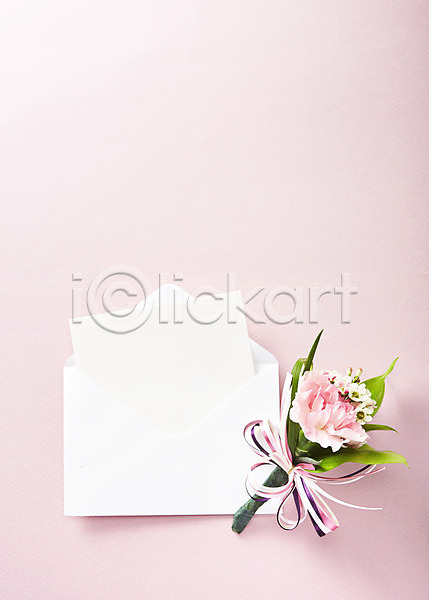 사람없음 JPG 포토 꽃 꽃다발 꽃백그라운드 리본 백그라운드 분홍색 스튜디오촬영 식물 실내 종이 카네이션 카드(감사) 컬러 편지