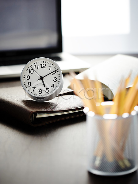 사람없음 JPG 아웃포커스 포토 노트북 다이어리 비즈니스 사무용품 시계 실내 연필 연필꽂이 오브젝트 주간 책 탁상시계 탁자