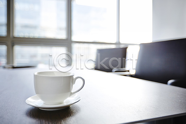 사람없음 JPG 아웃포커스 포토 비즈니스 사무실 사무용품 실내 오브젝트 음료 의자 주간 찻잔 창문 책상 커피 커피잔 컵받침 탁자