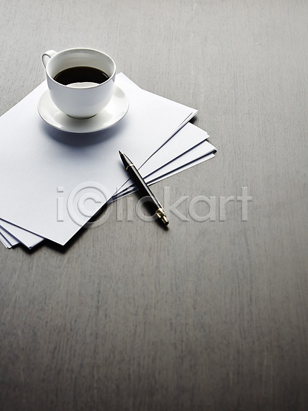사람없음 JPG 포토 문서 비즈니스 사무용품 스튜디오촬영 실내 오브젝트 음료 종이 찻잔 커피 커피잔 컵받침 탁자 펜 필기구