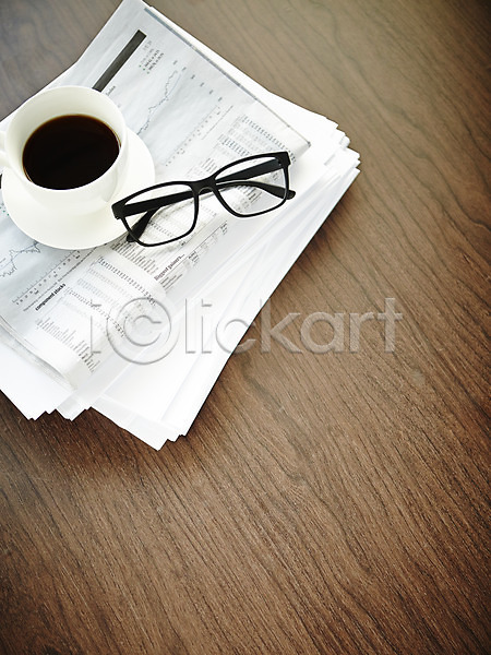 사람없음 JPG 포토 비즈니스 뿔테안경 사무용품 스튜디오촬영 신문 실내 안경 오브젝트 음료 찻잔 커피 커피잔 컵받침 탁자