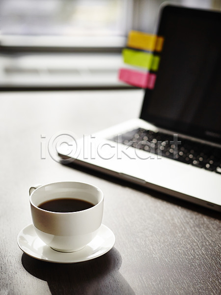 사람없음 JPG 아웃포커스 포토 노트북 비즈니스 사무실 사무용품 실내 오브젝트 음료 주간 찻잔 창문 커피 커피잔 포스트잇