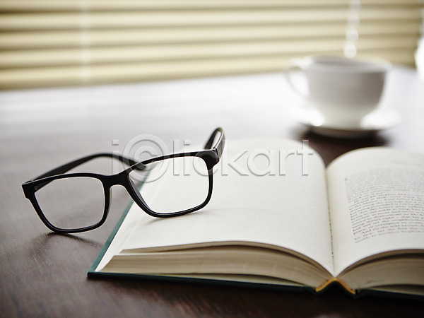 사람없음 JPG 포토 블라인드 비즈니스 뿔테안경 사무실 사무용품 실내 안경 오브젝트 음료 주간 찻잔 창문 책 커피 커피잔 탁자 펼침
