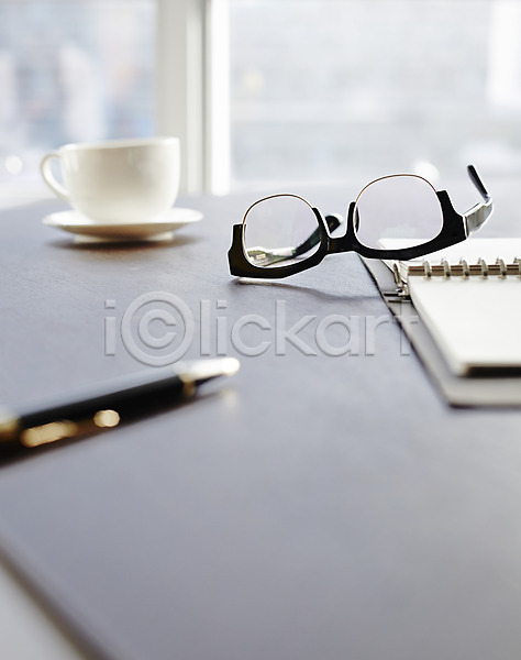 사람없음 JPG 포토 다이어리 비즈니스 뿔테안경 사무실 사무용품 실내 안경 오브젝트 음료 주간 찻잔 창문 커피 커피잔 탁자 펜 필기구