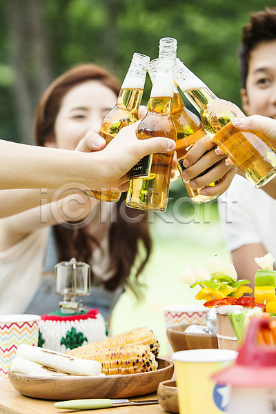 즐거움 행복 20대 남자 동양인 사람 성인 성인만 여러명 여자 청년만 한국인 JPG 아웃포커스 포토 MT 건배 낮술 대학생 들기 맥주 병(담는) 앉기 야외 웃음 음식 음주 접시 주간 친구 캠퍼스라이프 캠핑 탁자 학생