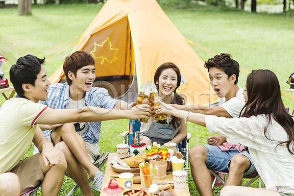 즐거움 행복 20대 남자 동양인 사람 성인 성인만 여러명 여자 청년만 한국인 JPG 포토 MT 건배 낮술 대학생 들기 맥주 병(담는) 앉기 야외 웃음 음식 음주 의자 잔디 주간 친구 캠퍼스라이프 캠핑 탁자 텐트 학생