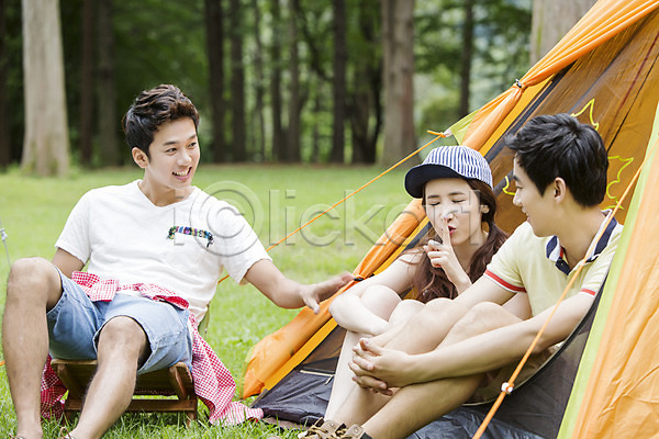 즐거움 행복 20대 남자 동양인 사람 성인 성인만 세명 여자 청년만 한국인 JPG 아웃포커스 포토 MT 대학생 대화 모자(잡화) 손짓 쉿 앉기 야외 웃음 의자 잔디 주간 친구 캐주얼 캠퍼스라이프 캠핑 텐트 학생