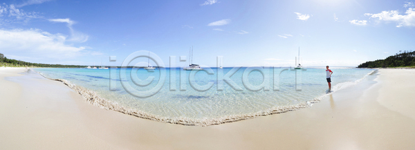 남자 사람 한명 JPG 포토 해외이미지 만 모래 모래사장 물 바다 보트 서기 야외 여름 여행객 요트 웰빙 응시 파노라마 파라다이스 풍경 해변 해외202004 해외포토 햇빛 호주 휴가