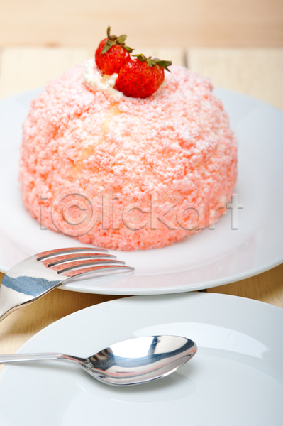 달콤 사람없음 JPG 포토 해외이미지 딸기 딸기케이크 분홍색 생크림 숟가락 접시 케이크 포크 해외202004