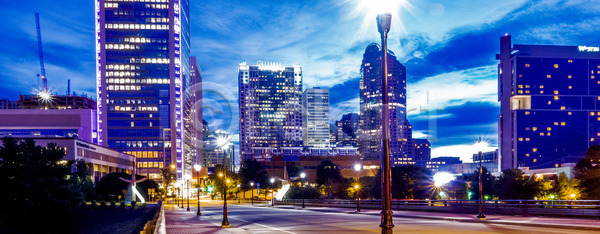 사람없음 JPG 포토 해외이미지 거리 건물 건축양식 고층빌딩 도로 도심 뿌연 사방 속도 아침 일출 전후 파란색 해외202004 해외포토