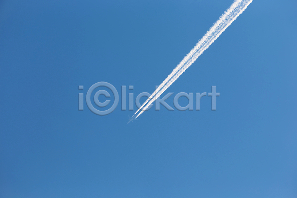 사람없음 JPG 포토 해외이미지 백그라운드 비행기 비행운 야외 제트기 주간 파란색 하늘 해외202004