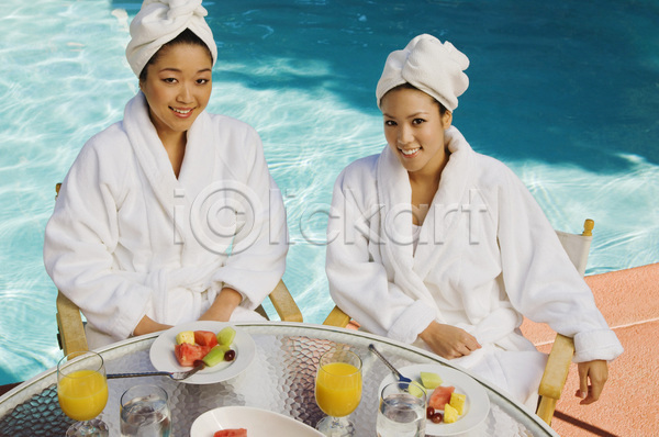두명 성인 성인여자만 여자 JPG 앞모습 포토 해외이미지 목욕가운 미소(표정) 상반신 수건 수영장 앉기 야외 응시 주간 해외202004